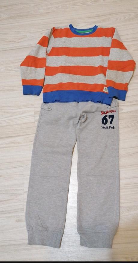 Tepláky a mikinka, 122