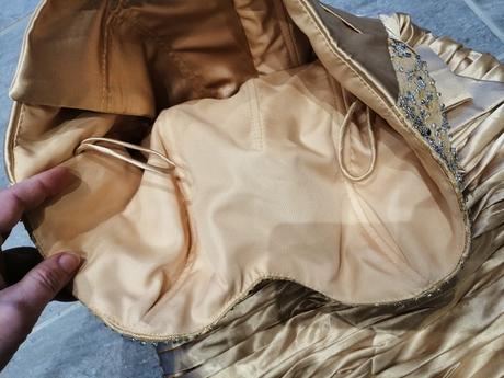 Zlatožlté saténové šaty vs, s