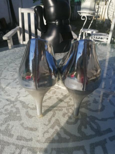 Lesklé lodičky, 40