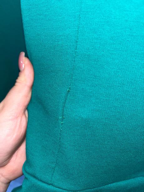 Formálne midi smaragdove šaty s volánom na zips, s