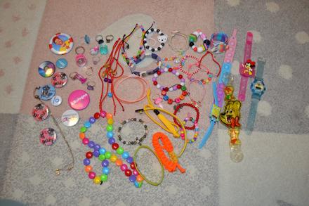 Dievčenské náramky, prstienky ai, spolu 64ks/10e, 