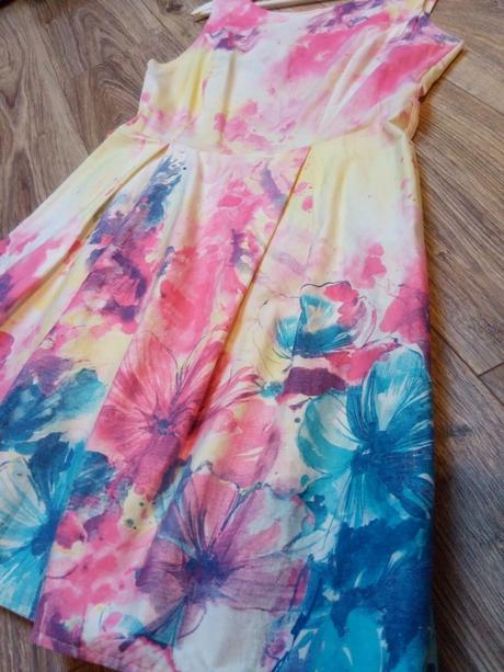 Krásne romantické šaty, m