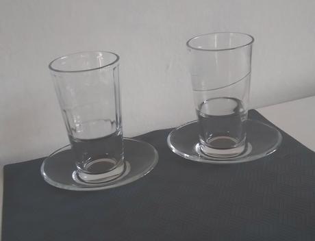 Cafe latte 2x pohár a 2x tanierik, 