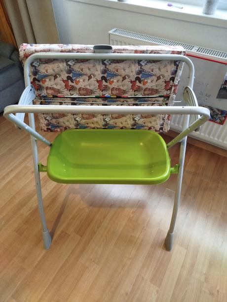 Skladací prebaľovaci pult s vanickou,