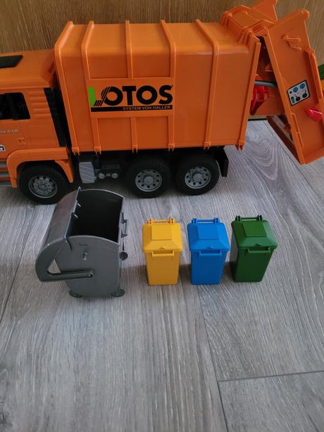 Bruder smetiarske auto,