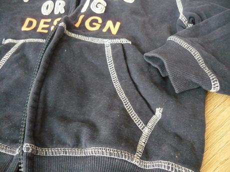 Tmavomodrá mikina, 104