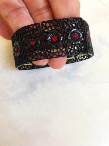 Čipkovaný náramok s kamienkami, 