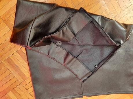 Dámska úzka koženková sukňa, xs