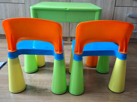 Detský stolík a 2 stoličky,