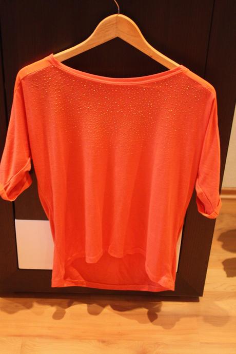 Vzdusne, vesele oranzove tricko s trblitavymi kami, m