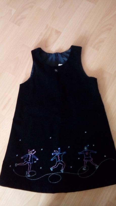 Čierne šaty už aj s poštou., 128