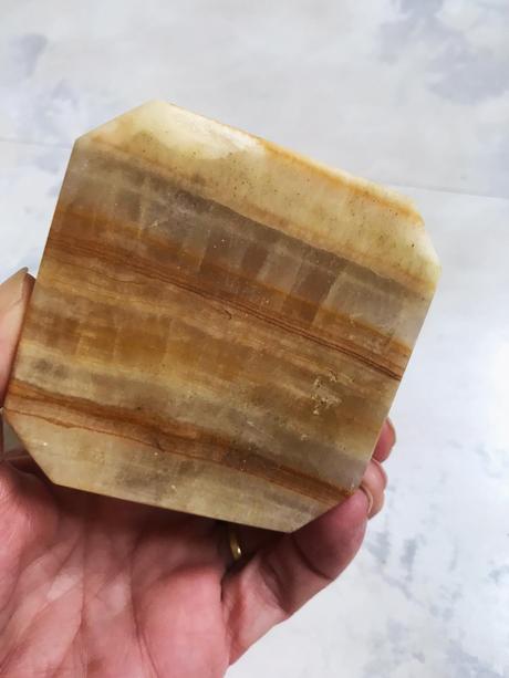 Masívny popolník z kameňa, 