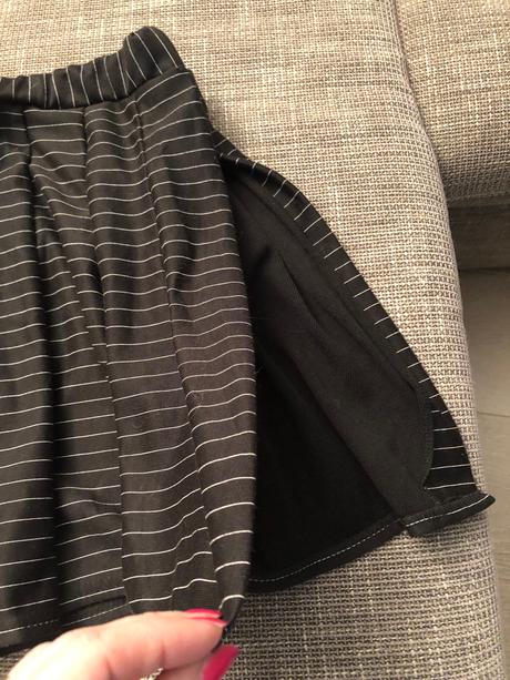 Čierna sukňa s bočným razporkom, veľkosť 36, 36