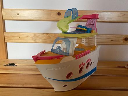 Loď ako domček pre pets shopakov, 