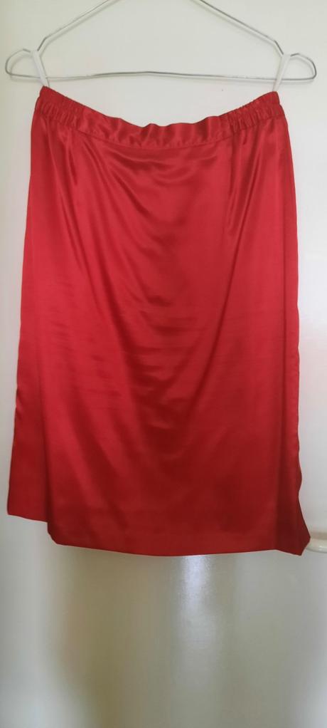 Kostým saténový s vyšivkou, vel. 40, 40