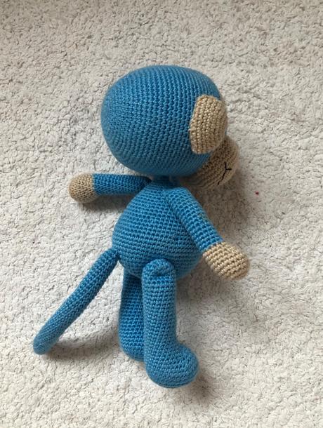 Háčkovaná modrá opica,