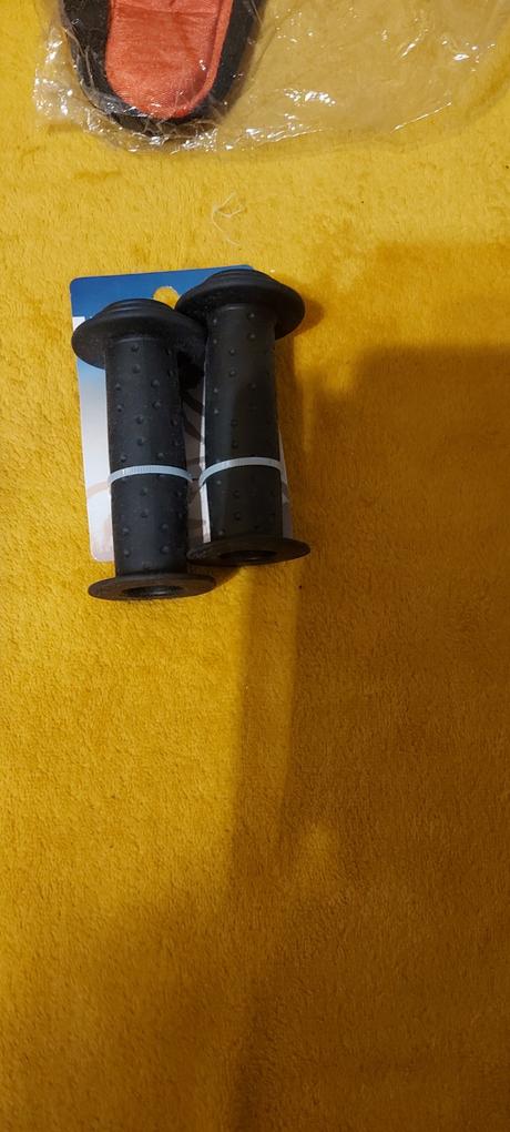 Svetlo na bicykel,rukoväte ,zámok,poťah na sedadlo, 