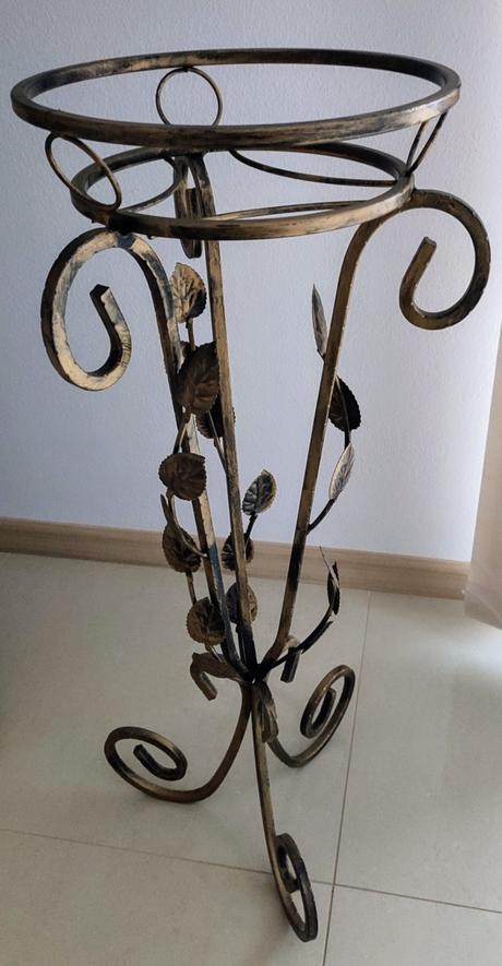 Kovový dekoračny stojan na kvety, 