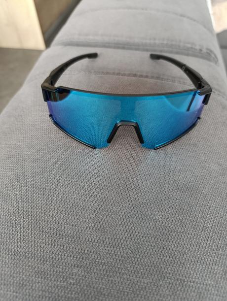 Športové slnečné okuliare azurovo- modré,