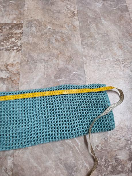 Háčkovaný crop top, 