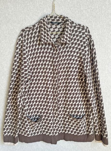 Značkový kardigán, 40