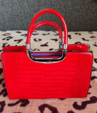 Červená kožená kabelka,používaná, nemám pás cez,