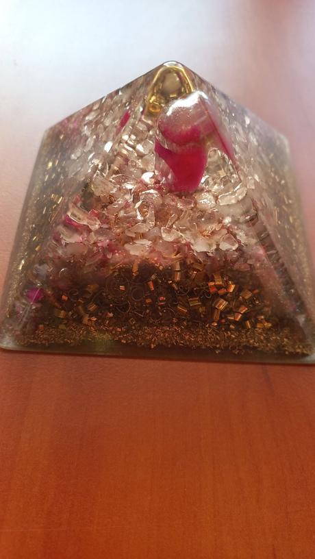Orgonitová pyramída s krištáĺom,