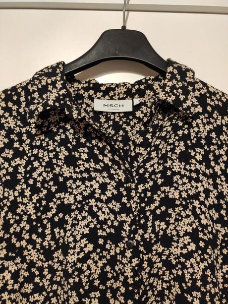 Ľahké kvietkované šaty s dlhým rukávom, s