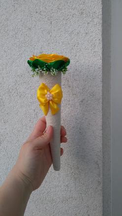 Oranžová ruža v kornútku,