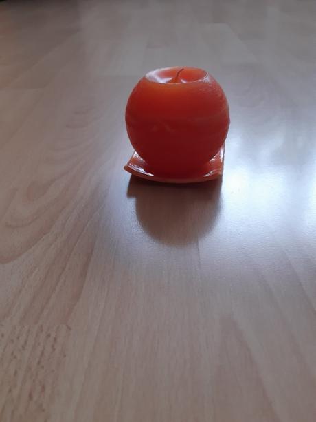 Oranžová sviečka s podstavcom, 