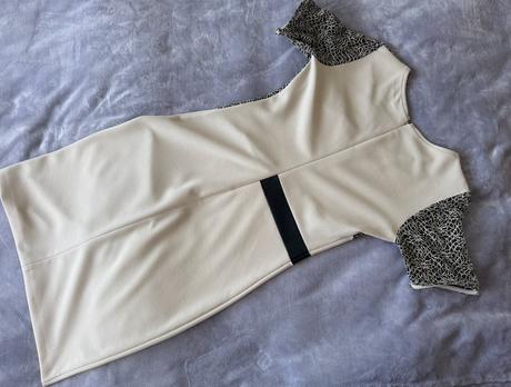 Omega béžové púzdrové šaty s koženkovým pásom, l