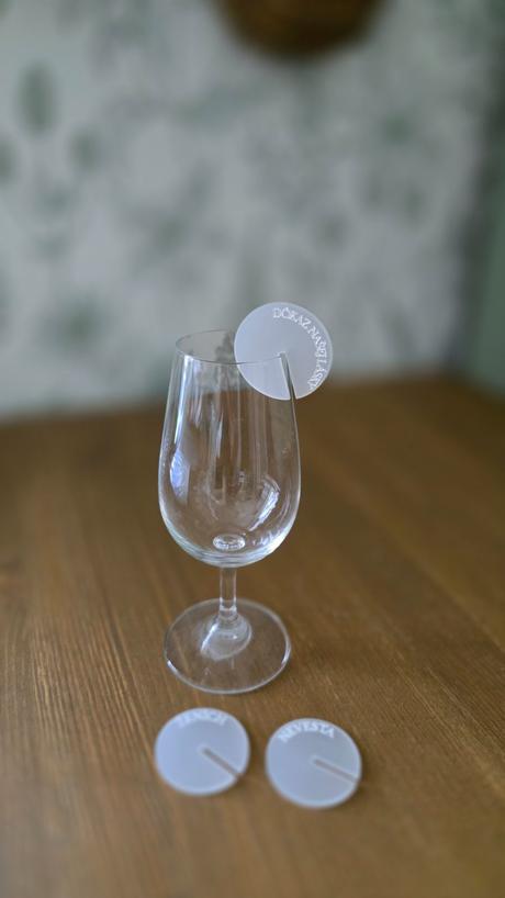 Handmade minimalisticka menovka na svadobny pohar,