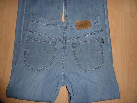 Svetlomodre rifle, 32