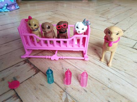 Psíkovia s kolískou,