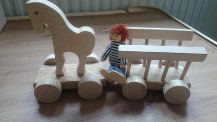 Drevený koník s vozíkom a pohoničom, 
