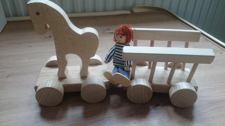 Drevený koník s vozíkom a pohoničom, 