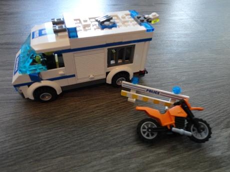 Lego policajné auto - preprava väzňa, 