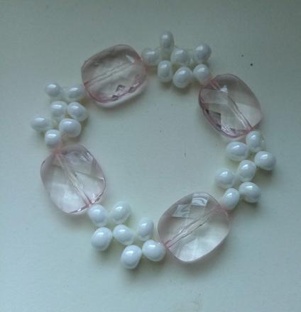 Bielo ružový náramok, 