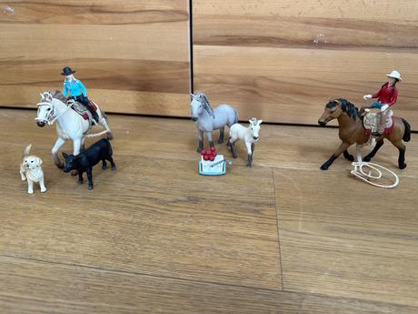 Schleich - 3set koní a jazdcov, 