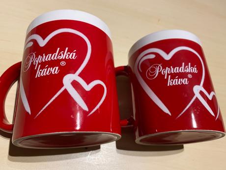 1 červený hrnček, pohár, šálka popradská káva, 