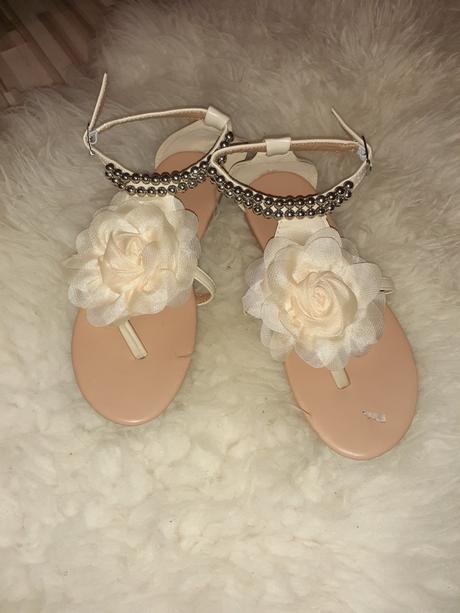 Sandalky s kvetom, 37