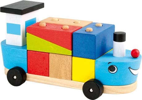 Small foot loď so stavebnými kockami,