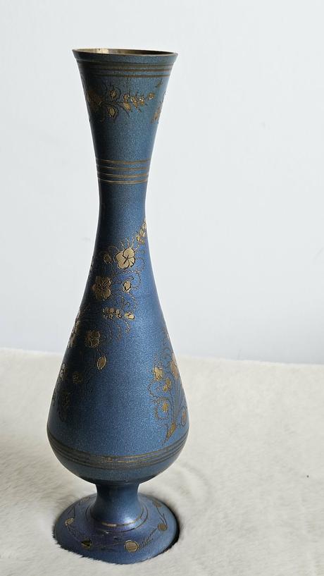 Štíhla kovová váza s modrým smaltom a ornamentmi, 