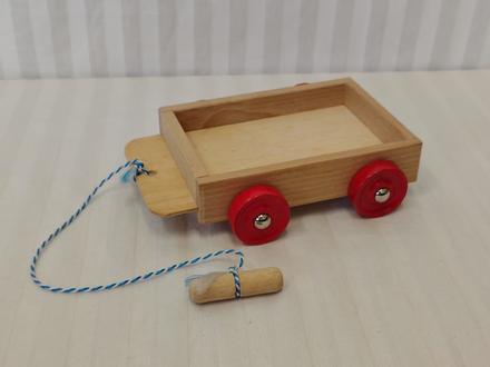 Drevený ťahací vozíček červené kolieska 21x16x5 cm, 