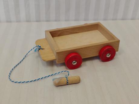 Drevený ťahací vozíček červené kolieska 21x16x5 cm,