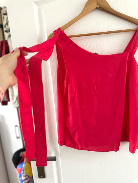 Fuchsiová blúzka na jedno rameno, m