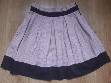 Skladaná bledorúžová bodkovaná sukňa, s