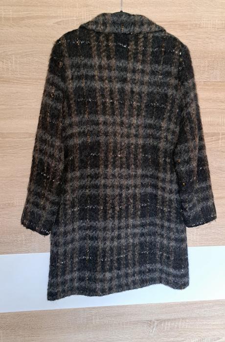 Značkový úžasný kabát, 36