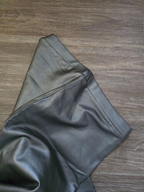 Koženkové lesklé legíny s, s