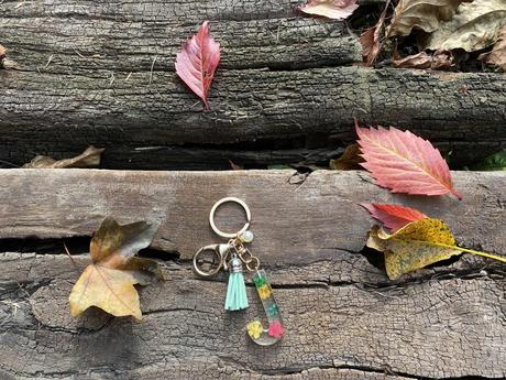 Ručne vyrobené živicové kľúčenky, 